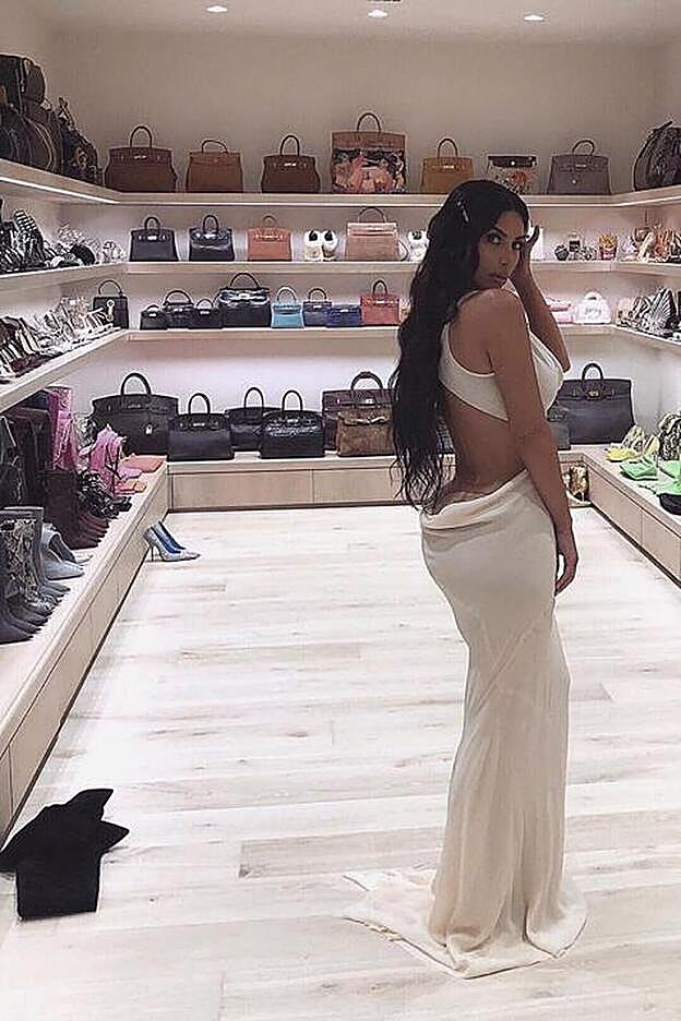 En esta habitación, Kim guarda todos sus zapatos, bolsos y complementos.