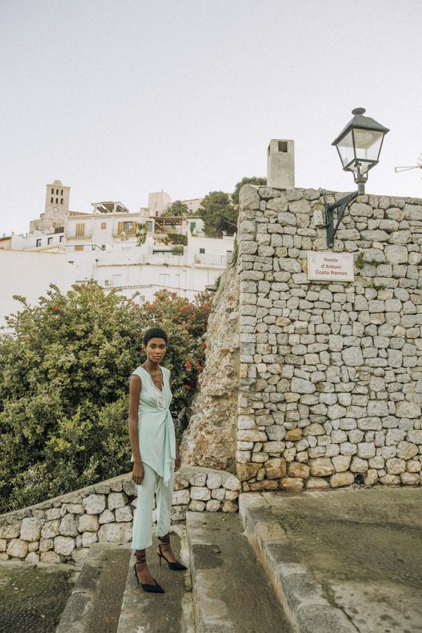 Si te gradúas este año y quieres celebrarlo huyendo de lo convencional, apuesta por este conjunto asimétrico en color aguamarina. Terminarás el curso con matrícula. Próximamente disponible.