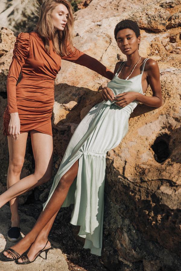 Pocos planes hay mejores que una cena con amigas y una noche de fiesta para ponerse al día. Vístete como merece la ocasión y disfruta hasta que el cuerpo aguante. Este vestido turquesa –próximamente disponible- y la versión en corto del modelo “Mini Laque” (189 euros), son garantía de éxito.