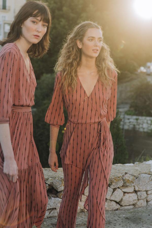 En primavera surgen muchos eventos que requieren tener un modelo “salvavidas” para estar perfecta en cualquier ocasión. El conjunto “Onda Espejito” (298 euros), y el vestido “Envolvente Espejito”, son el comodín carismático que necesitas.