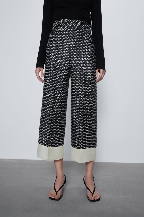 Otra de las propuestas sostenibles de Zara en los pantalones culotte es este con estampado en tonos blancos y negros, y un precioso bajo a contraste. Cuesta 29,95 euros y está disponible entre las tallas XS y XXL.