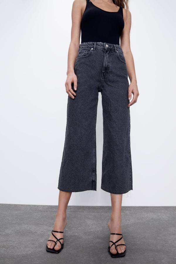 La fiebre culotte también ha llegado al denim y no podían faltar unos buenos vaqueros en este diseño, para llevar los tobillos al aire luciendo nuestro tejido favorito. Este es de Zara, cuesta 19,95 euros, y aunque también está disponible en el tradicional azul (y en negro y en blanco), nos ha gustado especialmente en su versión gris claro.