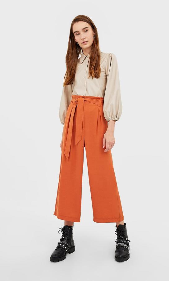 Si su precioso naranja no te parece suficientemente atractivo, tal vez sea su diseño con pinzas y su cinturón a tono los que, como a nosotras, te conquisten. Cuestan 15,99 euros, están disponibles entre las tallas XS y L y son de Stradivarius.