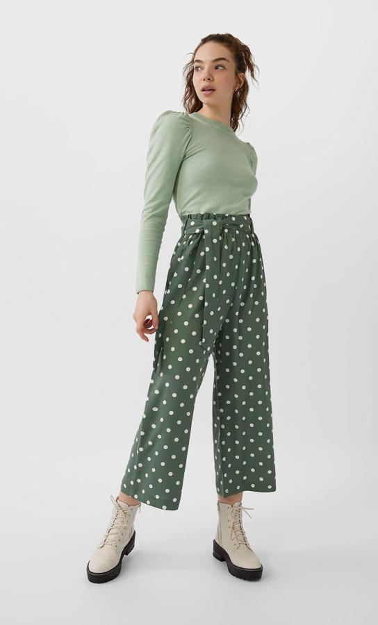 En Stradivarius hemos encontrado una original propuesta en color verde con lunares. Ideal para acompañar la tendencia verde agua, cuesta 15,99 euros y está disponible entre las tallas XS y L.