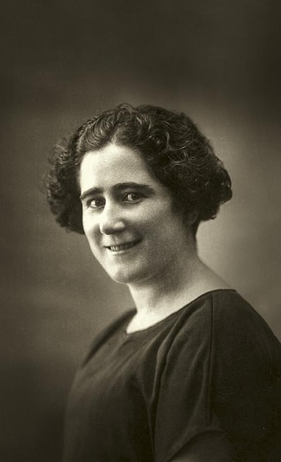 Es una de las grandes figuras femeninas de la lucha por la igualdad. Fue una de las grandes impulsoras del sufragio femenino, el cual se pudo ejercer en el año 1933. Y además, se convirtió en la segunda mujer en la historia de España en ser miembro del Colegio de Abogados, tras Victoria Kent.