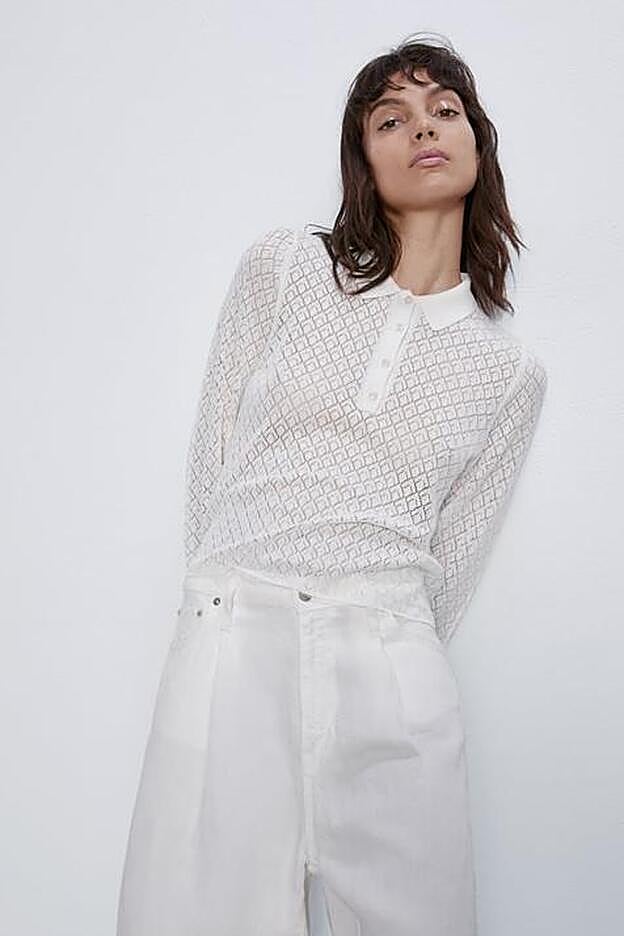 El polo confeccionado en punto pointelle de Zara, también en blanco.