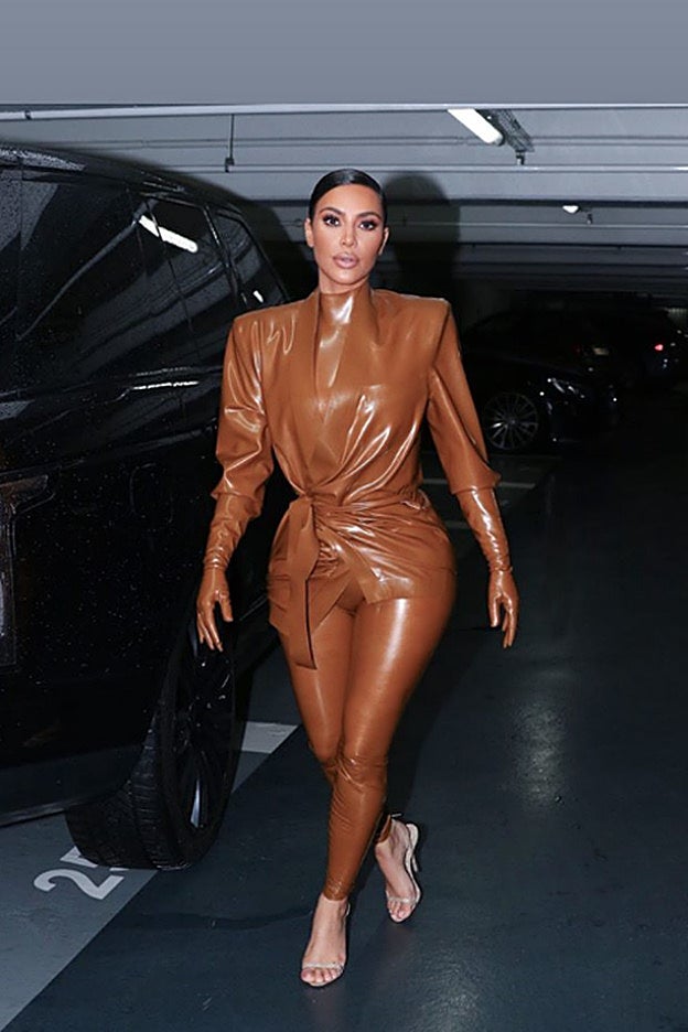 El detalle de los guantes incluidos en la chaqueta de látex de Balmain es espectacular.