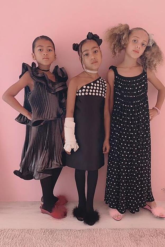 North West posa con sus amigas