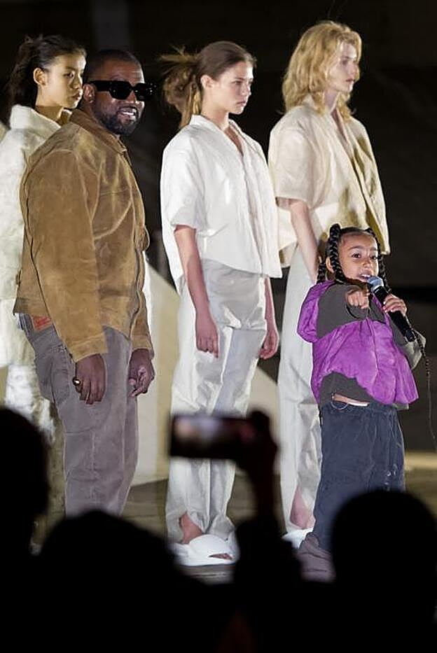 North West actuando durante el show de Yeezy