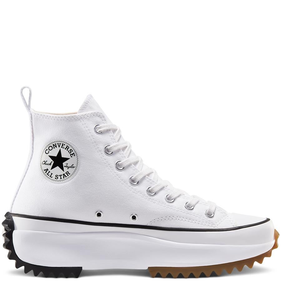 Las zapatillas Converse también han sacado esté año su propia versión del ugly pero el modelo blanco pasa nuestro filtro beauty. Las míticas chuck se suben a un plataformón reforzado por delante y por detrás pero siguen manteniendo su esencia urbana.
