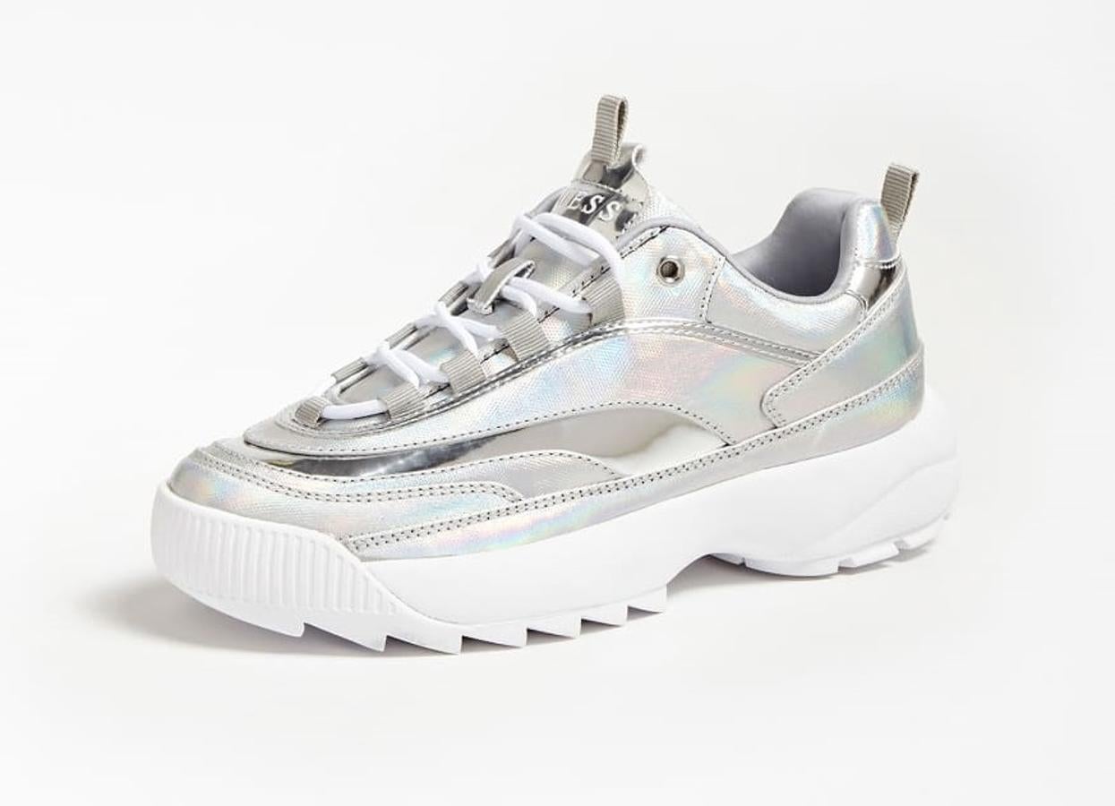 Aunque estas zapatillas de Guess (95€) son bastante llamativas siguen siendo bonitas porque son capaces de combinar la tendencia ugly con el brilli brilli de una forma que queda armoniosa. ¡Solo apta para atrevidas!