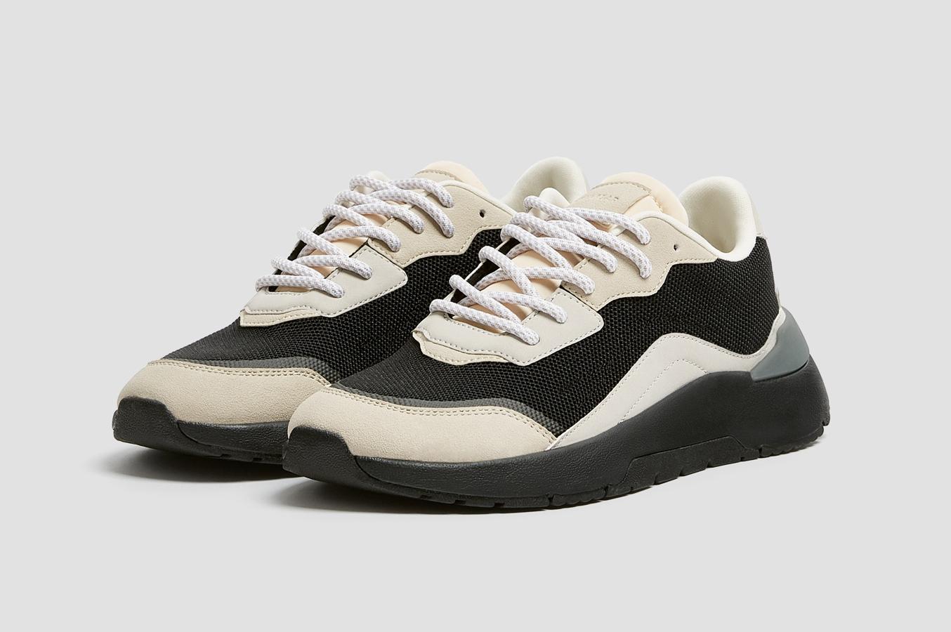 Este modelo de Pull&Bear (35,99€) consigue, gracias a sus materiales, que la forma del pie quede armoniosa trazando zonas de colores tradicionalmente elegantes como son el beige, negro y gris.