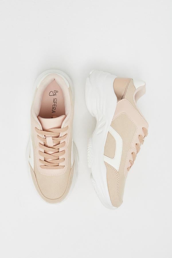 El tono rosa de estas zapatillas de Sfera (24,99€) nos ayuda mucho a suavizar el tamaño de la zapatilla y sus enormes suelas. Además, con su lengueta baja combinará muy bien con looks luminosos de diario e incluso con faldas.