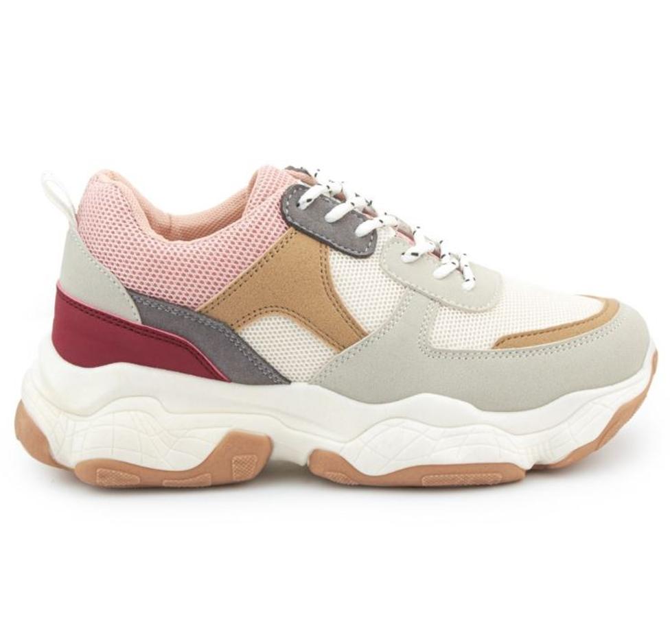 Con suela de nivel para ganar altura y detalles de los colores de moda (y a la vez, básicos) como el granate, rosa y camel. Estas zapatillas de Merkal calzados (29,99€), son tan fáciles de llevar que te las querrás poder tanto con pantalones como con vestidos. Un truco: te lucirán mucho más si las llevas con un total look en blanco o camel.