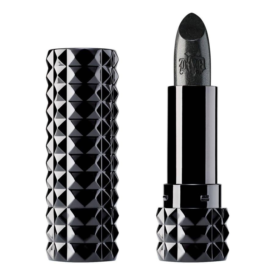 La mejor prueba de que los labios negros son una tendencia imparable es que se ha agotado en la colección de labiales icónicos Studded Kiss Creme de KVD Vegan Beauty. Con acabado brillante, el tono Slayer solo se vende en la web,  en Sephora cuesta 20,95 euros  y la lista de espera está abierta.