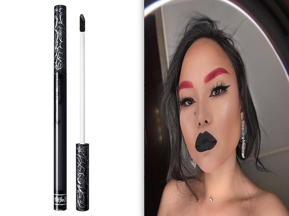 KVD Vegan Beauty también ha confiado en el negro para uno de los tonos de la colección Everlasting Liquid Lipstick. En acabado mate, su cobertura permite crear labios opacos a los que podemos dar volumen con el perfilador.  En Sephora cuesta 20,55 euros .