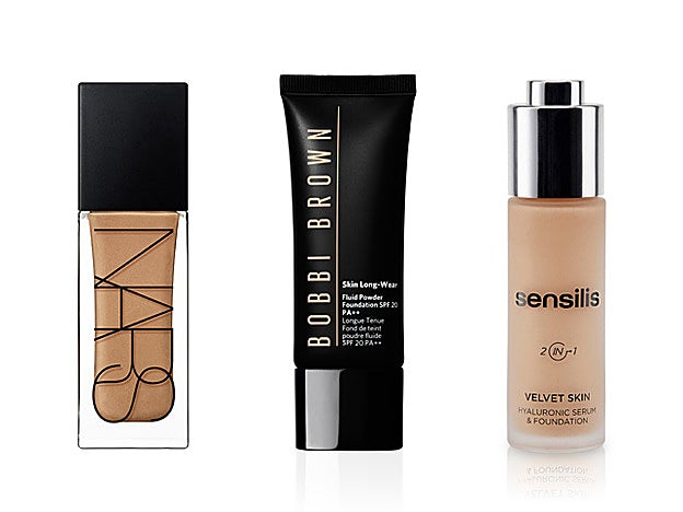 Para pieles secas: Tinted Glow Booster de Nars (37 €). Para pieles grasas: Skin Long-Wear Fluid Power Foundation de Bobbi Brown (39 €). Para pieles sensibles: Velvet Skin Serum Hialurónico & Maquillaje de Sensilis (36 €).