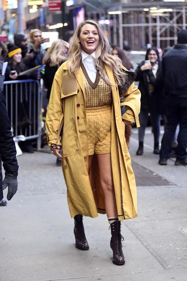 Blake Lively también quiso apuntarse a la tendencia del monocolor con este look mostaza con gabardina larga, shorts, jersey de pico y camisa.