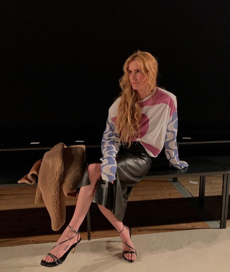 Todas hemos sucumbido a la tendencia de las faldas de efecto piel. Y Blanca no deja de ser una de nosotras. Ella la versiona mezclándola con una camiseta oversize de colores, de Isabel Marant, y un abrigo teddy. Tomamos nota.