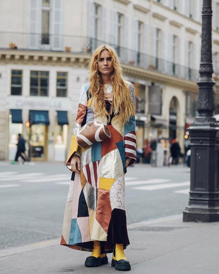 Un vestido de la firma Françoise hecho con la técnica patchwork ha sido uno de sus últimos looks más aclamados en las redes sociales. Un bolso de Prada (este modelo es su favorito, se lo hemos visto más veces) y unas botas de agua versión futurista completan este outfit tan sencillo como impactante.