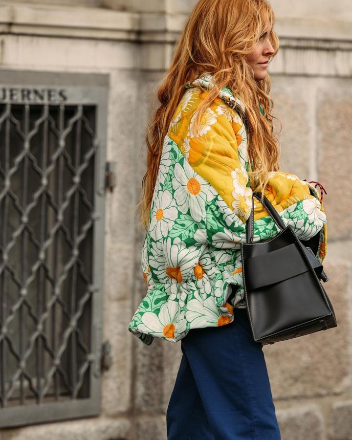 Las prendas acolchadas son sus favoritas. Y si antes de vérselas a ella no nos habíamos animado a llevarlas, ahora son nuestra forma de abrigo predilecta para este repunte del invierno. La que lleva es de Rave Review, una firma nórdica basada en el  'upcycling' .