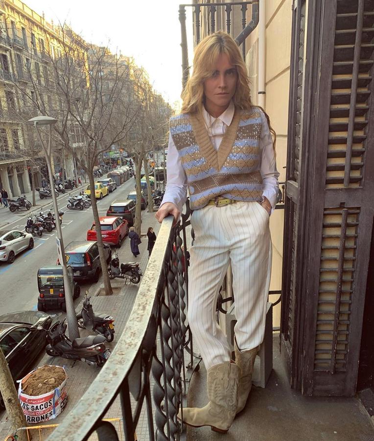 Si el chaleco de punto ha sido una de las prendas estrella del invierno, a ella no se le ha escapado el suyo. De la firma Ganni que, lógicamente, no lo lleva como lo haríamos nosotras (con unos vaqueros), ella lo combina con un pantalón de raya diplomática.