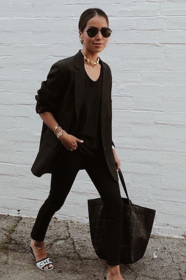 Sincerely Jules nos ha descubierto nuestro total look negro favorito de la primavera.