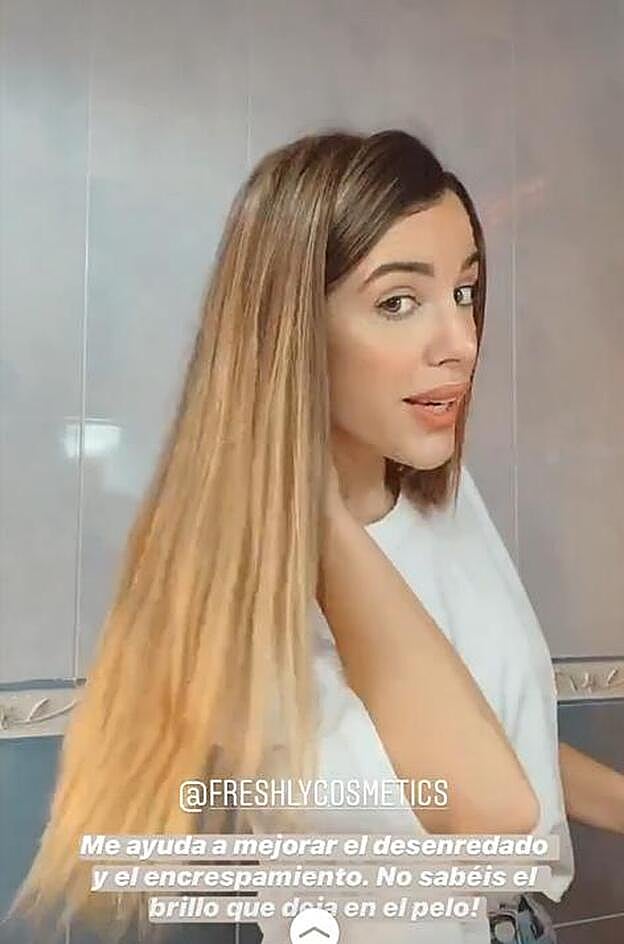 La influencer también ha mostrado el resultado final, tras aplicar el spray de Keratina. en las puntas.