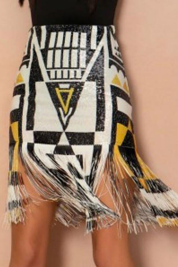 Detalle de la falda de flecos con estampado tribal que ha agotado Cristina Pedroche.