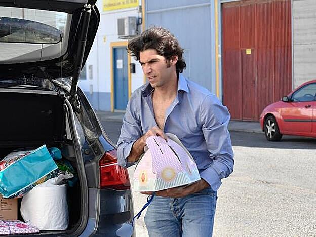Cayetano Rivera con la tarta para el segundo cumpleaños de su hijo.