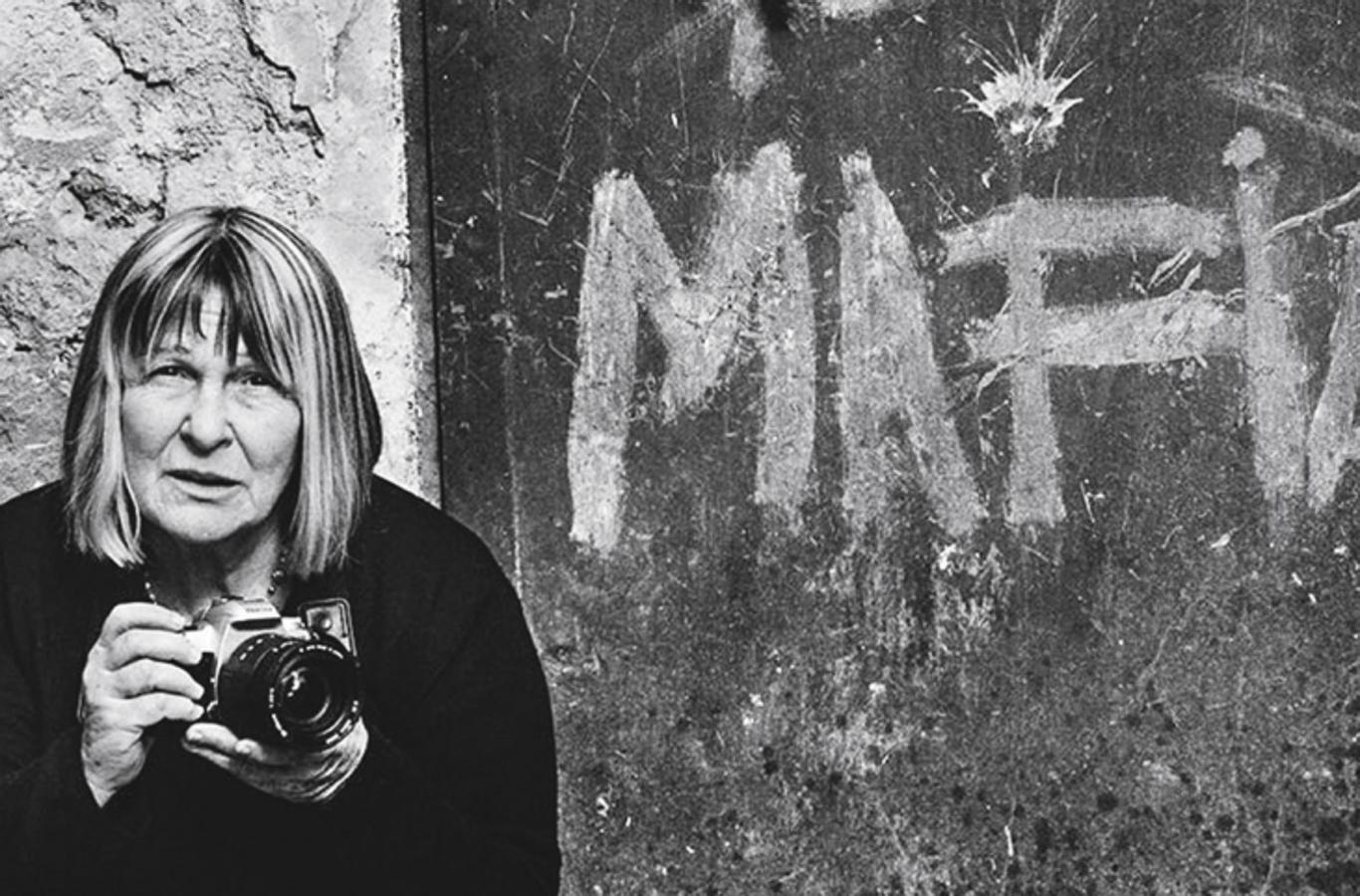 Otro documental disponible en Movistar que narra la apasionante vida de Letizia Battaglia, una mujer que decidió convertirse en fotógrafa a los 40 años y que fue la primera en documentar los crímenes de la mafia en Sicilia. Además de su obra, el documental repasa la asombrosa vida de Letizia, una mujer que se casó a los 16 años y tuvo tres hijas, y que abandonó a su marido para seguir su intuición y dejar atrás la vida de ama de casa que él le impuso. A través de entrevistas, vemos a una mujer enérgica y electrizante, que fue testigo del modus operandi de la Cosa Nostra, una organización que en sólo en Palermo, y en el plazo de un año, asesinó a mil personas.