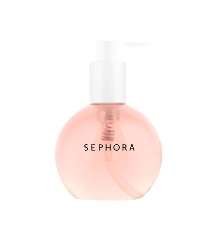 Este productos está disponible en cinco aromas diferentes, con nombres de lo más sugerentes, que dejan las manos delicadamente perfumadas. Su formato es ideal y muy práctico para llevar en el bolso.  Higienizante de Manos, aroma Pelea de Almohadas, de Sephora Collection  (4,95 €).