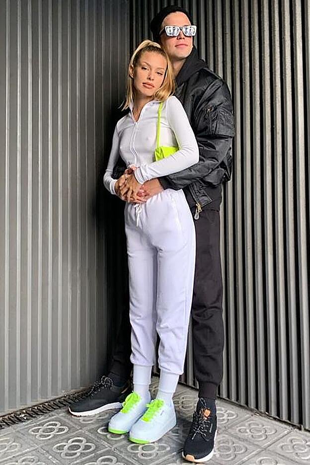 Jessica posa con su chico