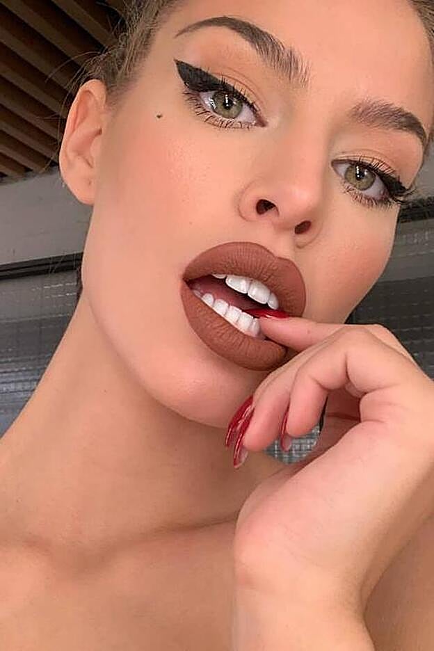 Jessica posa con su propio maquillaje, Goi Cosmetics