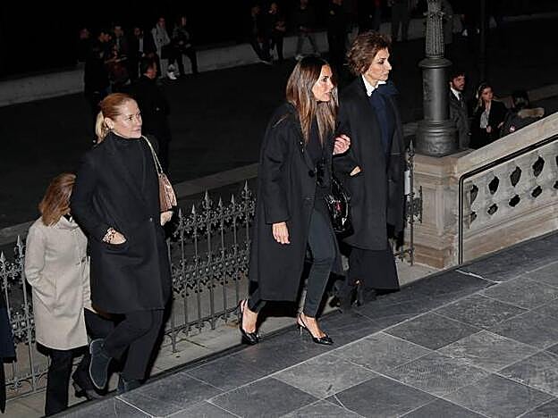 Naty Abascal y Fiona Ferrer a su llegada al funeral.