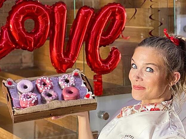 Patricia nos muestra orgullosa sus donuts.