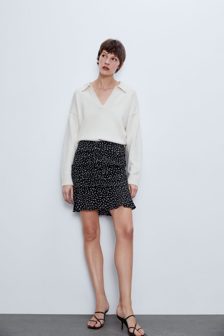 Esta falda mini drapeada es uno de los best seller de la nueva colección de Zara y ya está a punto de agotarse. (22,95 euros).