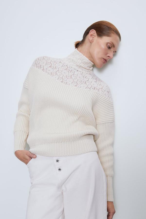 Jersey beige de canalé de cuello subido con encaje en el pecho (29,95 euros).