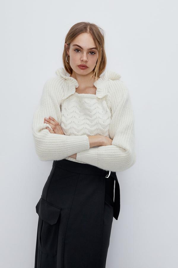 Jersey de punto crudo con mangas abullonadas (25,95 euros).