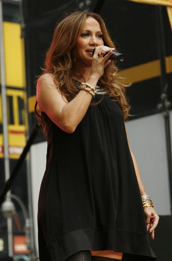 Era un secreto a voces. Jennifer Lopez ya no podía ocultar por más tiempo que estaba embarazada. En plena gira de conciertos con el que por entonces era su marido, Marc Anthony, cada vez que la cantante se subía al escenario, aumentaban los rumores. Por fin, en noviembre de 2007 en pleno escenario, la pareja confirmaba su paternidad. Eso sí, lo que no sabíamos por entonces era que esperaban mellizos. En febrero del siguiente año nacían Max y Emme.