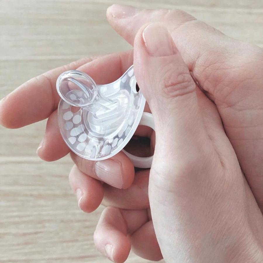 La cantante quiso anunciar su embarazo de la forma más clara y sencilla del mundo, y así lo hizo. Con la imagen de un chupete sujetado por su mano y la de su pareja, Albert Rivera, Malú confirmaba los rumores que llevaban semanas sonando. Aunque eso sí, ella prefirió no mostrar al mundo su barriguita.