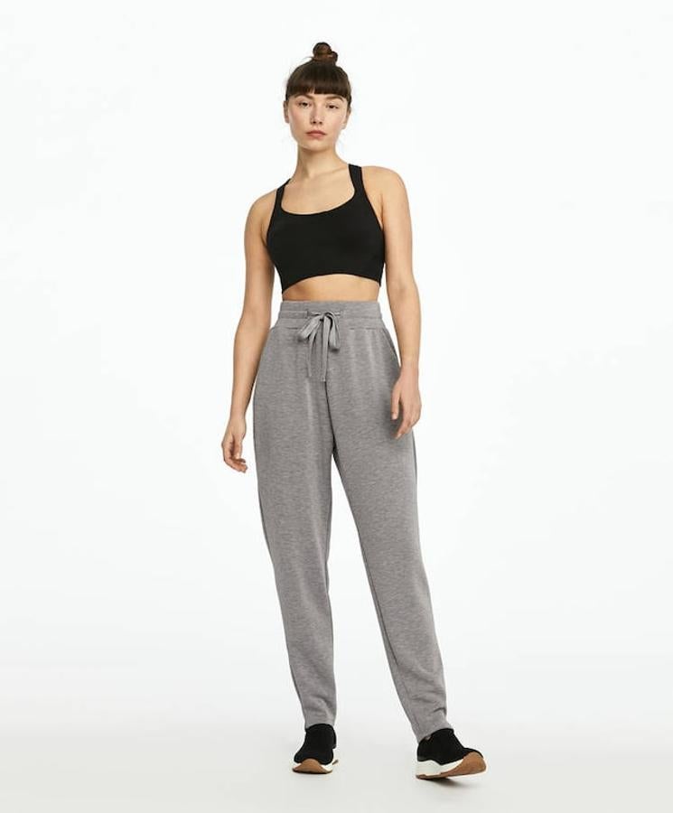 Pantalón de chándal gris, (29,99 euros).