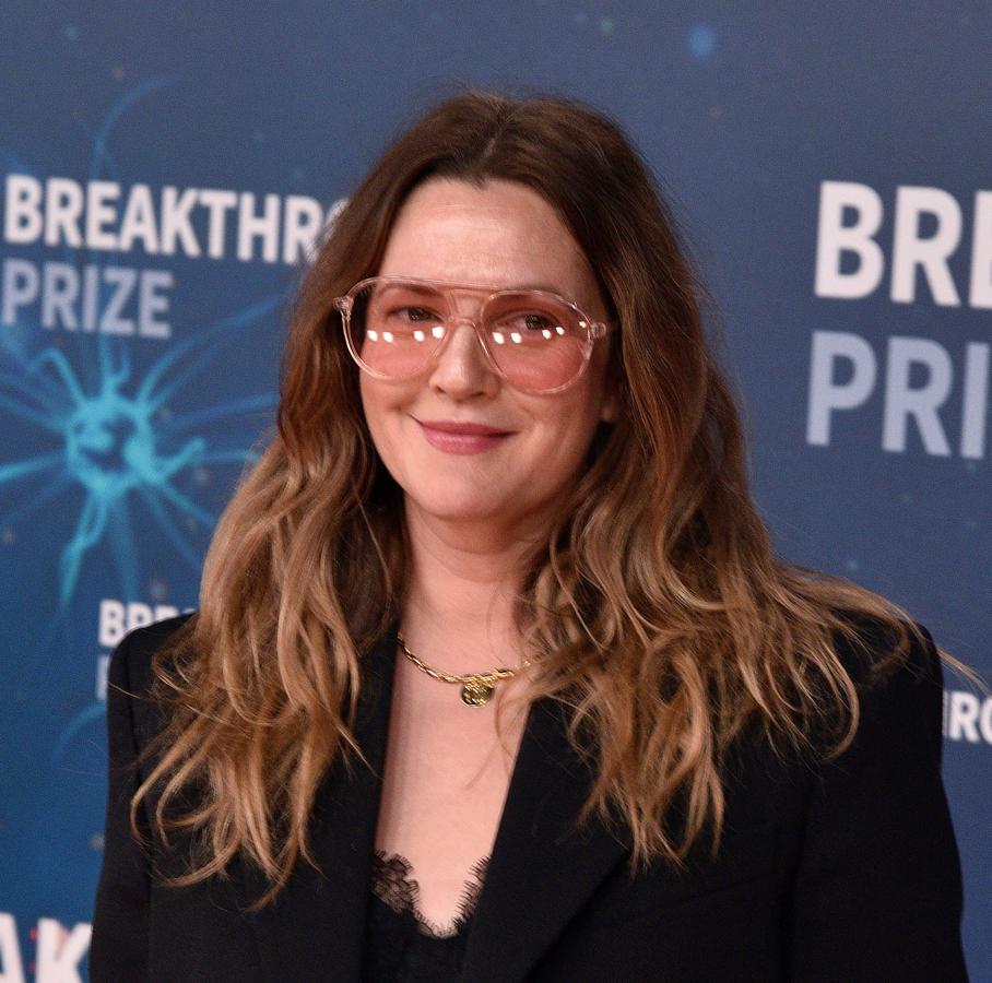 La actriz fue precoz en todo: a los 11 meses protagonizó su primer anuncio y con siete años alcanzó la fama mundial con E.T. Pero no sólo se dio prisa en su carrera: a las 12 años fumaba marihuana, a los 13 esnifaba cocaína y no se perdía ni una fiesta en Studio 54. Y a los 14 entró por primera vez en una clínica de rehabilitación de la que no pudo salir en un año y medio. Después tuvo varias recaídas, pero en la actualidad asegura que ha dejado atrás las adicciones que marcaron su vida.