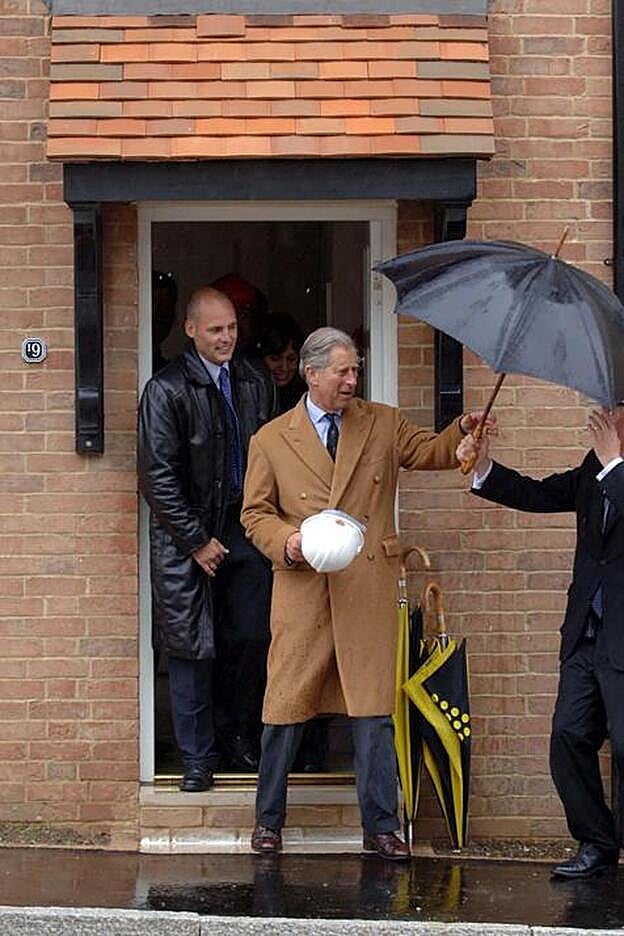 El príncipe Carlos lleva su abrigo camel en la imagen, que data del 2008