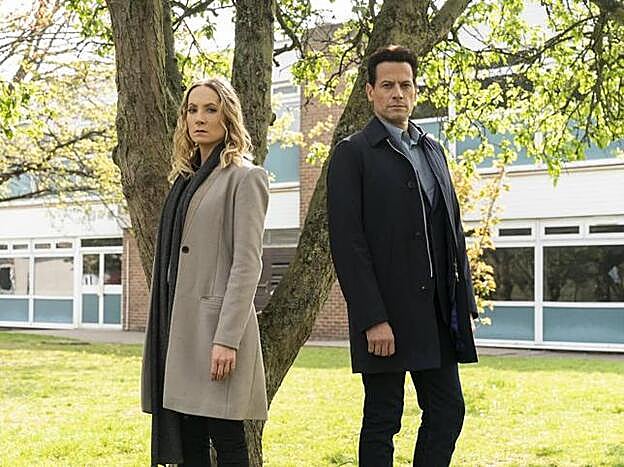 Joanne Foggatt y Ioan Gruffud en la imagen promocional de la serie.