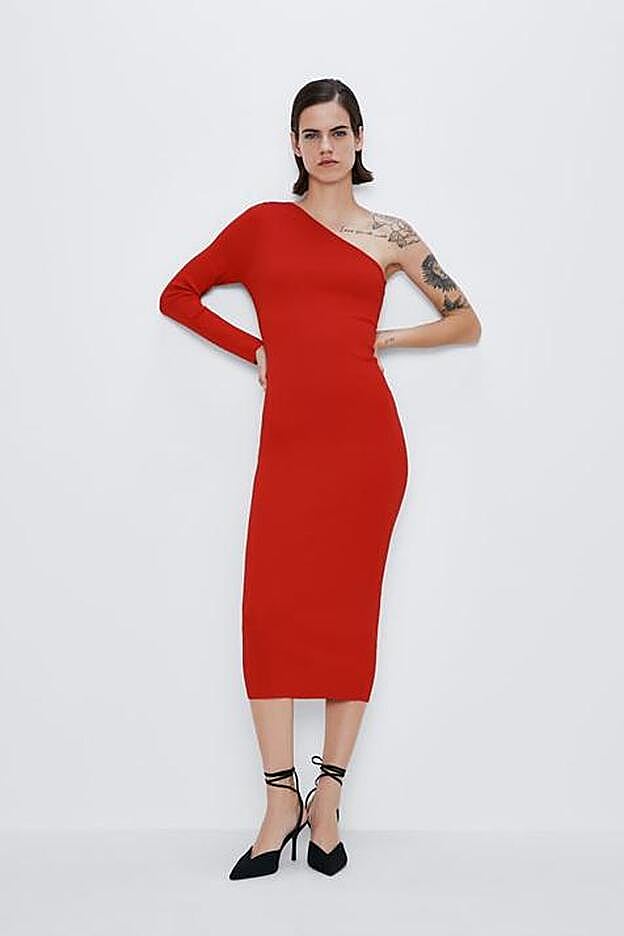 Este vestido rojo de Zara es perfecto para customizar con las plumas que luce el look de Eva González.