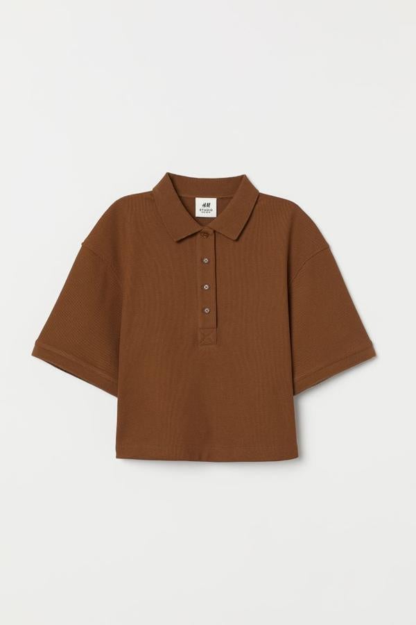 Polo cropped de canalé y manga corta en marrón de H&M (39,99 euros).