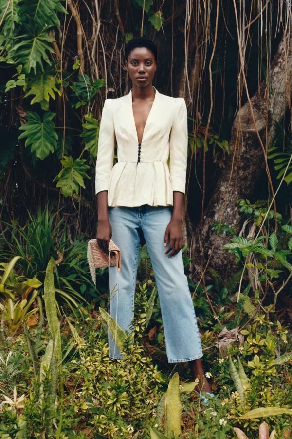 Esta prenda tiene doble función, blusa y chaqueta, en un tejido de raso color crudo con forma peplum. Cuesta 59,95 euros y, de momento, no está disponible. Habrá que apuntarse a la lista de espera. De la nueva colección de primavera de Zara, Lost garden.