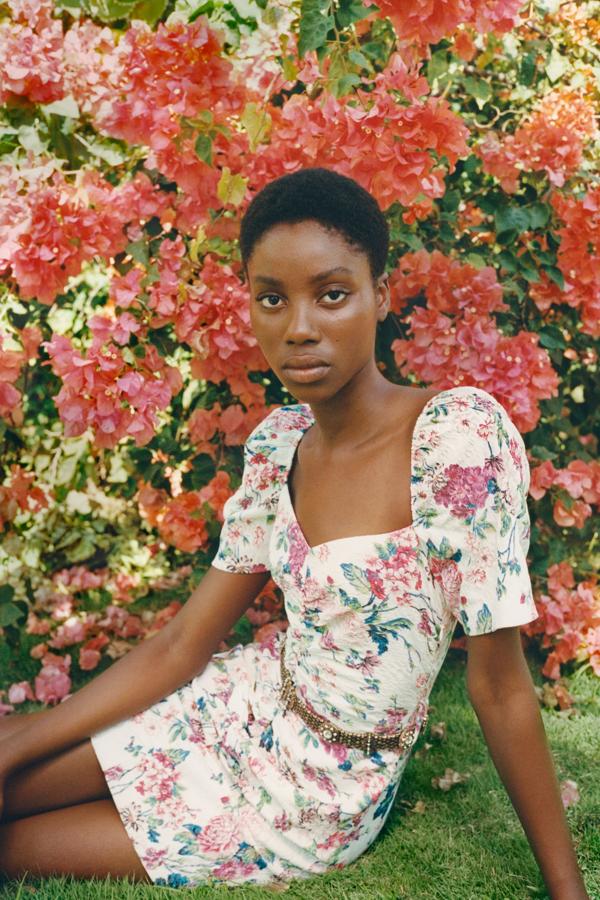 Vestido mini de flores con cinturón del mimso tejido, cuesta 39,95 euros. De la nueva colección de primavera de Zara, Lost garden.