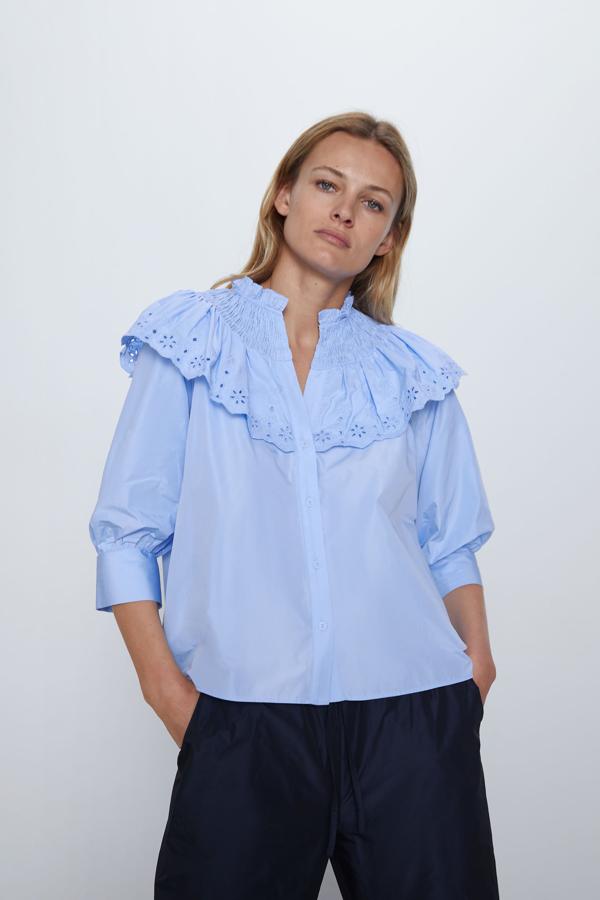 De nuevo los cuellos bebé. En este caso, en una blusa de un azul intenso con detalle de gomas que cuesta 29,95 euros. De la nueva colección de primavera de Zara, Lost garden.